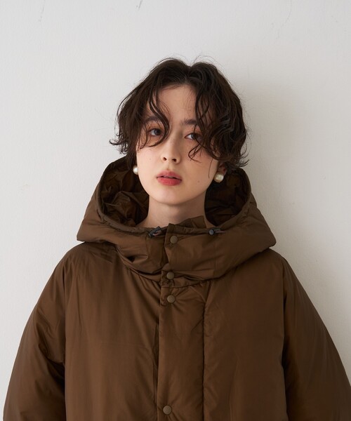 REMI RELIEF（レミレリーフ）の「【REMI RELIEF/レミレリーフ】超軽量ナイロンアウトドアダウンロングジャケットフーディー/日本製（ダウンジャケット/コート・レディース・ベージュ/ブラウン・フリー）」の22枚目の写真