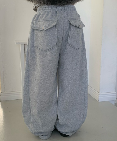 anyonemore（エニワンモア）の「裏起毛サイドタックウエストゴムバックポケットワイドパンツ（スウェットパンツ・レディース・グレー/ブラウン/ブラック・FREE）」の2枚目の写真