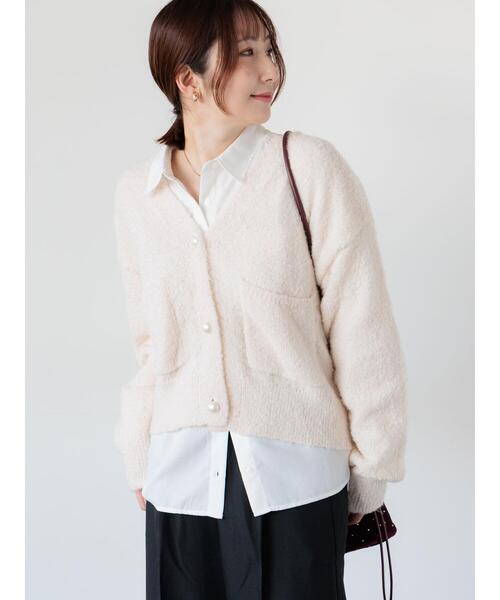 Te chichi TERRASSE（テチチテラス）の「ブークレパール釦Vネックカーディガン（カーディガン/ボレロ・レディース・イエロー/ブルー/オフホワイト/チャコールグレー・F）」の2枚目の写真