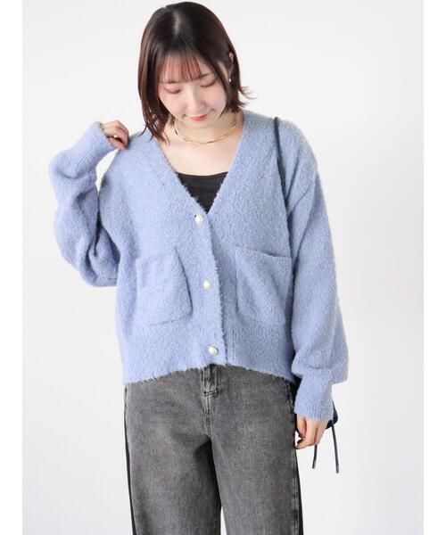 Te chichi TERRASSE（テチチテラス）の「ブークレパール釦Vネックカーディガン（カーディガン/ボレロ・レディース・イエロー/ブルー/オフホワイト/チャコールグレー・F）」の4枚目の写真