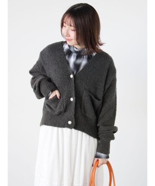 Te chichi TERRASSE（テチチテラス）の「ブークレパール釦Vネックカーディガン（カーディガン/ボレロ・レディース・イエロー/ブルー/オフホワイト/チャコールグレー・F）」の13枚目の写真