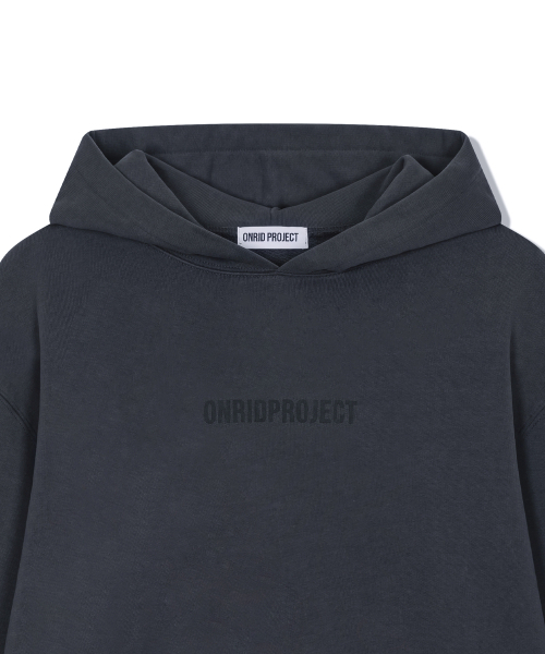 ONRIDPROJECT（オンリードプロジェクト）の「メンズエッセンシャルクロップフードパーカー - チャコール（パーカー・メンズ・その他・FREE）」の4枚目の写真