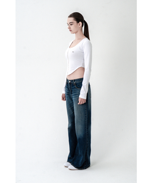 SYNERJYN（シナジン）の「CAKE WIDE DENIM PANTS LIGHT BLUE（デニムパンツ・レディース・その他・MEDIUM/LARGE/SMALL）」の2枚目の写真