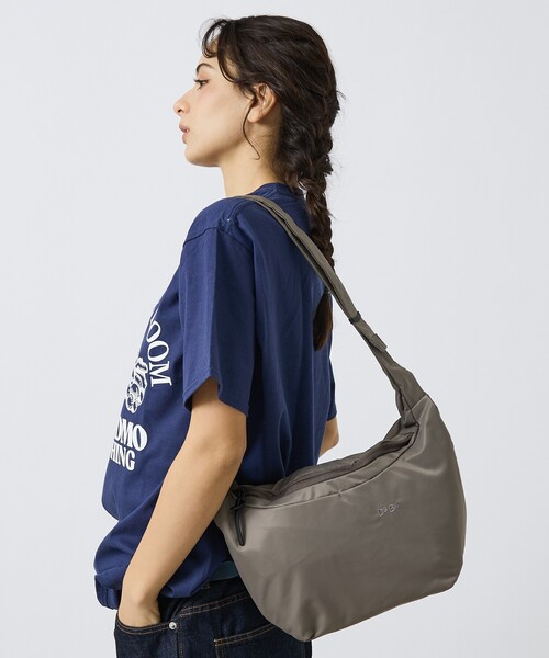 ABAHOUSE(アバハウス)の「【DsBk / ディーエスビーケー】 REGISTER SLING COMPACT /スリングバッグ /ユニセックス 【WEB限定】(バックパック/リュック・メンズ・グレー/ブラック/カーキ/ネイビー・フリー)」の1枚目の写真