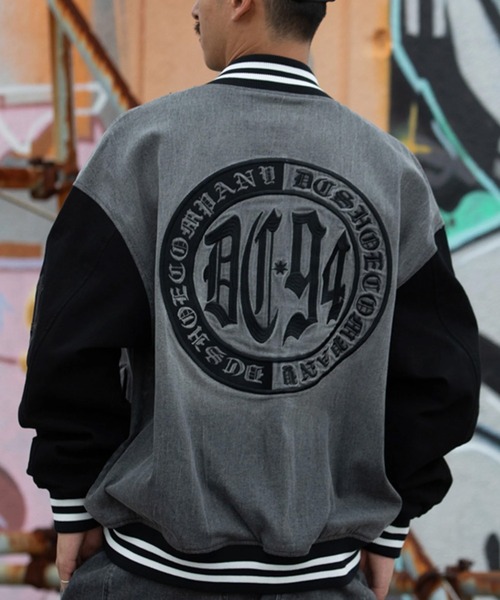 DC（ディーシー）の「DC/ディーシー スタジャン バーシティジャケット アウター DJK261002（スタジャン・メンズ・チャコールグレー/ライトインディゴブルー・L/XL/M）」の2枚目の写真