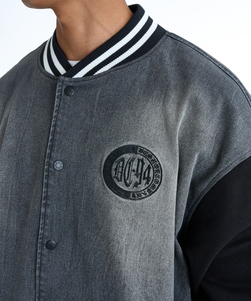 DC(ディーシー)の「DC/ディーシー スタジャン バーシティジャケット アウター DJK261002(スタジャン・メンズ・チャコールグレー/ライトインディゴブルー・L/XL/M)」の7枚目の写真
