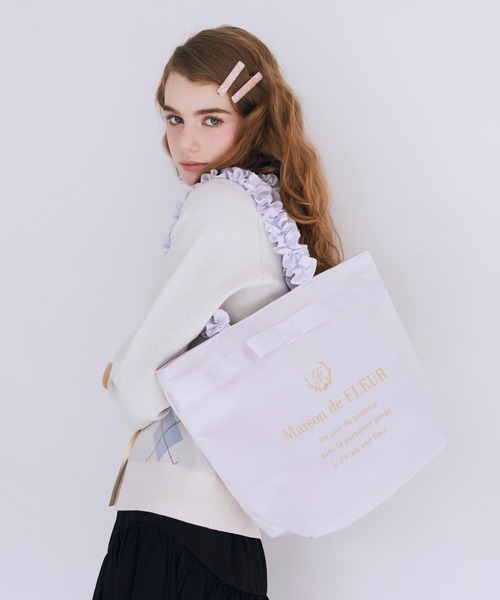 Maison de FLEUR(メゾンドフルール)の「ブランドロゴフリルハンドルトートMバッグ(トートバッグ・レディース・ラベンダー/ネイビー/ブラック/ピンク・FREE)」の5枚目の写真