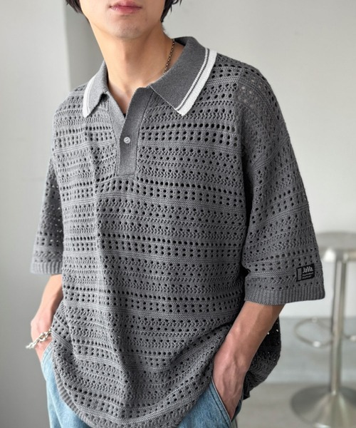 Java(ジャバ)の「《JaVaジャバコラボ》レトロ〝っぽい〟がちょうどいい。メッシュ編地柄 スキッパー襟 ニットポロシャツ(半袖)(ポロシャツ・メンズ・テラコッタ/チャコールグレー/アイボリー・LARGE/MEDIUM/SMALL)」の5枚目の写真
