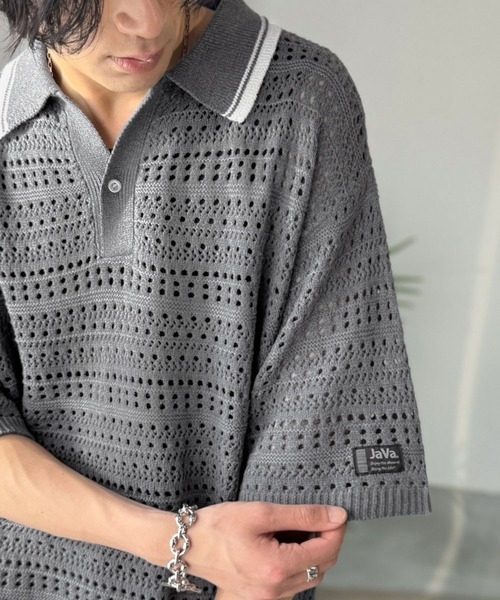 Java(ジャバ)の「《JaVaジャバコラボ》レトロ〝っぽい〟がちょうどいい。メッシュ編地柄 スキッパー襟 ニットポロシャツ(半袖)(ポロシャツ・メンズ・テラコッタ/チャコールグレー/アイボリー・LARGE/MEDIUM/SMALL)」の8枚目の写真