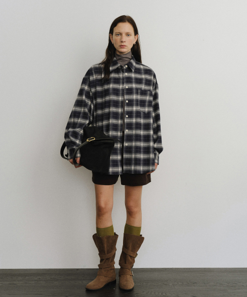 URAGO（ユラーゴ）の「Hazel check shirt（シャツ/ブラウス・レディース・ブラウン/ネイビー・FREE）」の3枚目の写真