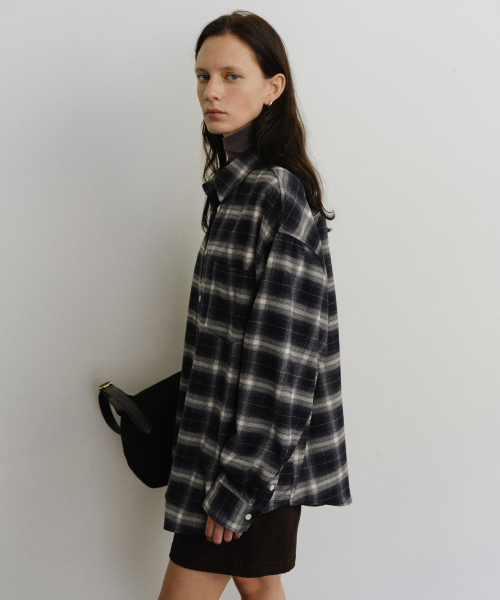 URAGO（ユラーゴ）の「Hazel check shirt（シャツ/ブラウス・レディース・ブラウン/ネイビー・FREE）」の4枚目の写真
