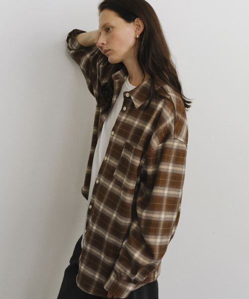 URAGO（ユラーゴ）の「Hazel check shirt（シャツ/ブラウス・レディース・ブラウン/ネイビー・FREE）」の6枚目の写真