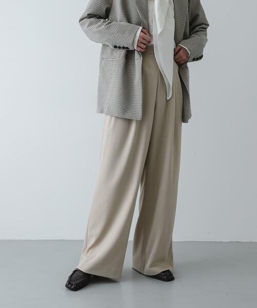 SENSE OF PLACE by URBAN RESEARCH(センスオブプレイスバイアーバンリサーチ)の「『イージーケア/速乾/UVカット/接触冷感』ツータックルーズスラックス(スラックス・レディース・グレー/ブラック/ベージュ・LARGE/MEDIUM/SMALL)」の4枚目の写真