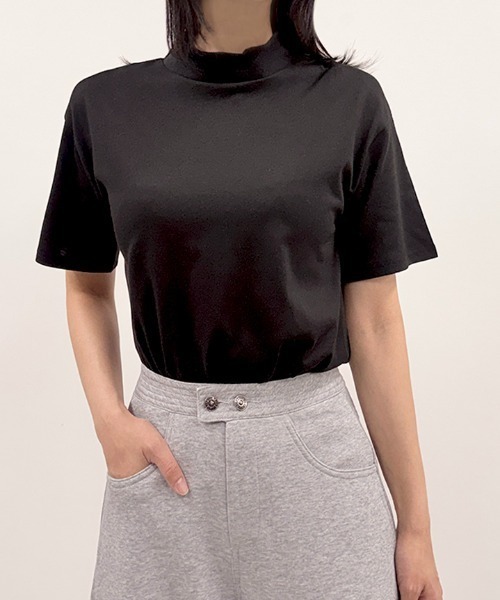 CLOTHY（クロシィ）の「【ジャケットの中にインナーにもgood！】TC天竺プチハイT（Tシャツ/カットソー・レディース・オフホワイト/グレー/ブラック/ブラウン・MEDIUM）」の2枚目の写真