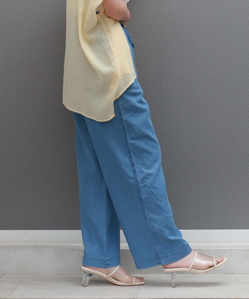 libelle more（リベル モア）の「とろみテンセルデニムベイカーパンツ／イージーパンツ（その他パンツ・レディース・ライトブルー/ブルー/ネイビー・L/M）」の4枚目の写真