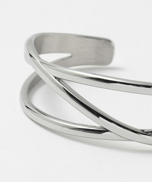 UNITED ARROWS（ユナイテッドアローズ）の「クロスライン バングル（ブレスレット・レディース・シルバー・FREE）」の2枚目の写真
