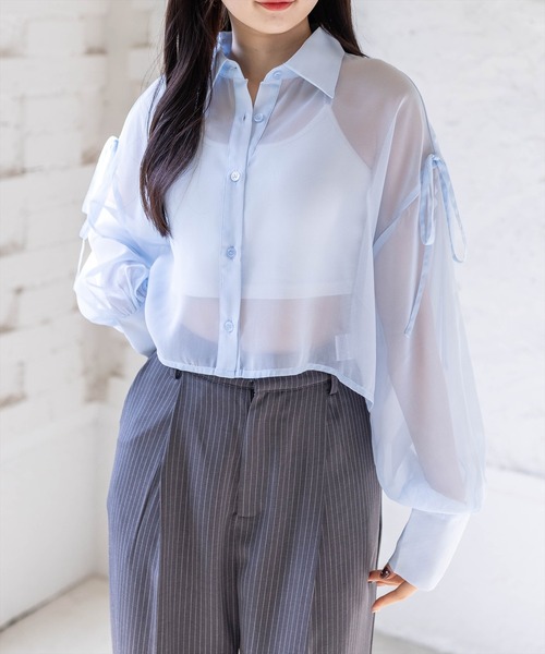 clear（クリア）の「リボン付きショート丈ラメシアーシャツ［骨格ウェーブ/華奢見え/フェミニン］（シャツ/ブラウス・レディース・サックスブルー/グレイッシュベージュ/チャコールグレー/オフホワイト/ベージュ・F）」の5枚目の写真