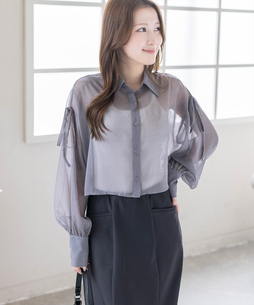 clear（クリア）の「リボン付きショート丈ラメシアーシャツ［骨格ウェーブ/華奢見え/フェミニン］（シャツ/ブラウス・レディース・サックスブルー/グレイッシュベージュ/チャコールグレー/オフホワイト/ベージュ・F）」の2枚目の写真