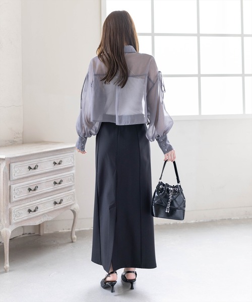 clear（クリア）の「リボン付きショート丈ラメシアーシャツ［骨格ウェーブ/華奢見え/フェミニン］（シャツ/ブラウス・レディース・サックスブルー/グレイッシュベージュ/チャコールグレー/オフホワイト/ベージュ・F）」の12枚目の写真