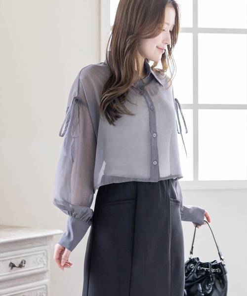 clear（クリア）の「リボン付きショート丈ラメシアーシャツ［骨格ウェーブ/華奢見え/フェミニン］（シャツ/ブラウス・レディース・サックスブルー/グレイッシュベージュ/チャコールグレー/オフホワイト/ベージュ・F）」の10枚目の写真