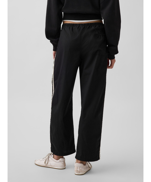 GAP（ギャップ）の「オーガニックコットンポプリン リラックスフィット イージーウエスト ストライプパンツ（その他パンツ・レディース・ブラック/グリーン・S/L/M/XS）」の4枚目の写真