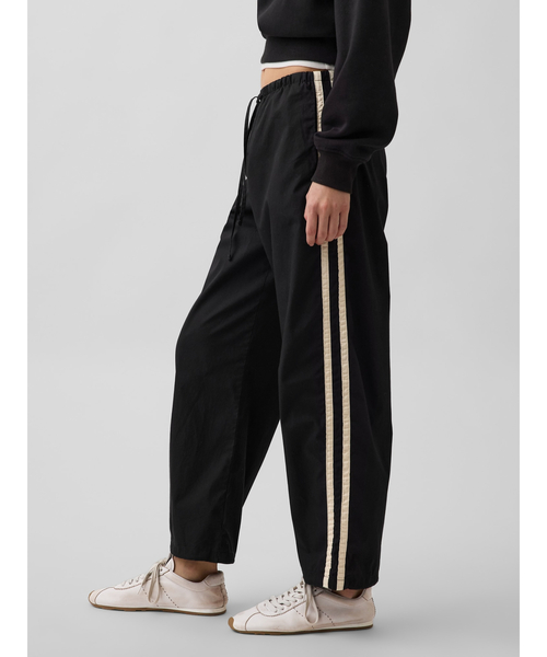 GAP（ギャップ）の「オーガニックコットンポプリン リラックスフィット イージーウエスト ストライプパンツ（その他パンツ・レディース・ブラック/グリーン・S/L/M/XS）」の2枚目の写真