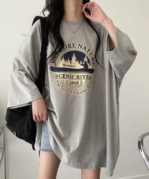 Lips（リップス）の「ゆるっとビッグシルエットで抜け感抜群！アウトドア風プリントカットソー（Tシャツ/カットソー・レディース・グレー/ブラック/ライトグレー・FREE）」の3枚目の写真