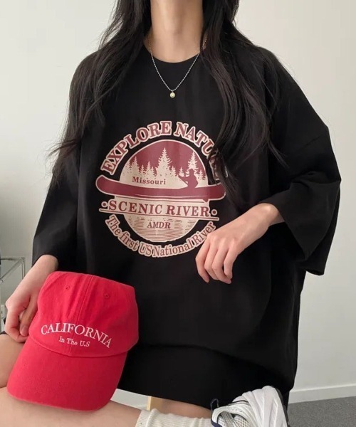 Lips（リップス）の「ゆるっとビッグシルエットで抜け感抜群！アウトドア風プリントカットソー（Tシャツ/カットソー・レディース・グレー/ブラック/ライトグレー・FREE）」の2枚目の写真