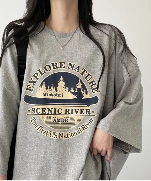 Lips（リップス）の「ゆるっとビッグシルエットで抜け感抜群！アウトドア風プリントカットソー（Tシャツ/カットソー・レディース・グレー/ブラック/ライトグレー・FREE）」の22枚目の写真
