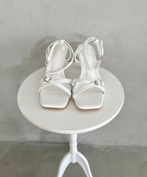 Loueme(ルエム)の「クロスベルトストラップサンダル(サンダル・レディース・ブラック/ホワイト・24.5cm/23.5cm)」の20枚目の写真