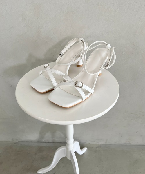 Loueme(ルエム)の「クロスベルトストラップサンダル(サンダル・レディース・ブラック/ホワイト・24.5cm/23.5cm)」の21枚目の写真