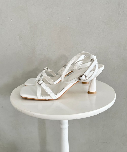 Loueme(ルエム)の「クロスベルトストラップサンダル(サンダル・レディース・ブラック/ホワイト・24.5cm/23.5cm)」の22枚目の写真