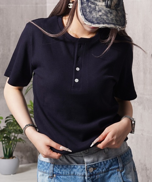 1111clothing(ワンフォークロージング)の「レギュラーフィット サーマル ヘンリーネック Tee / Regular Fit Thermal Henley Neck Tee(Tシャツ/カットソー・メンズ・グレー/カーキ/ブラック/ネイビー・L/M/XL)」の1枚目の写真