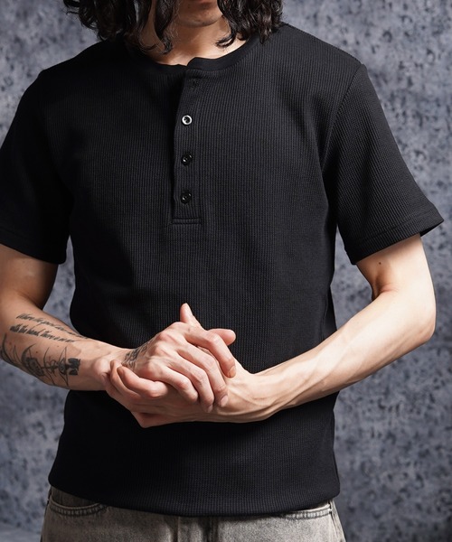 1111clothing(ワンフォークロージング)の「レギュラーフィット サーマル ヘンリーネック Tee / Regular Fit Thermal Henley Neck Tee(Tシャツ/カットソー・メンズ・グレー/カーキ/ブラック/ネイビー・L/M/XL)」の2枚目の写真