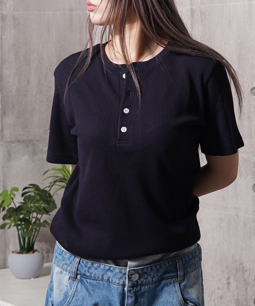 1111clothing(ワンフォークロージング)の「レギュラーフィット サーマル ヘンリーネック Tee / Regular Fit Thermal Henley Neck Tee(Tシャツ/カットソー・メンズ・グレー/カーキ/ブラック/ネイビー・L/M/XL)」の8枚目の写真