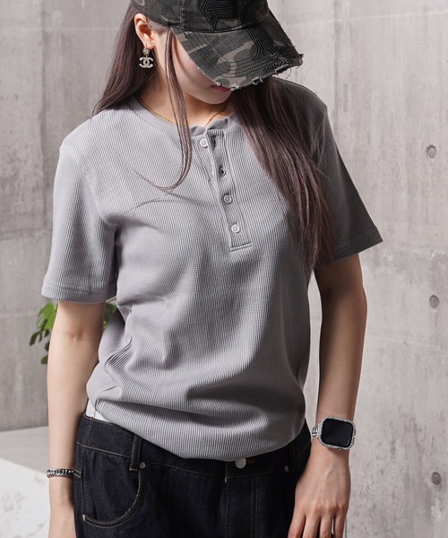 1111clothing(ワンフォークロージング)の「レギュラーフィット サーマル ヘンリーネック Tee / Regular Fit Thermal Henley Neck Tee(Tシャツ/カットソー・メンズ・グレー/カーキ/ブラック/ネイビー・L/M/XL)」の6枚目の写真