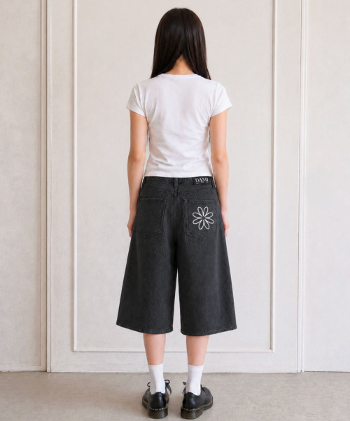 DAMISH(ダミシュ)の「ノンフェイドストライプバミューダパンツ_ブラック(その他パンツ・レディース・ブラック・SMALL/MEDIUM/LARGE)」の7枚目の写真