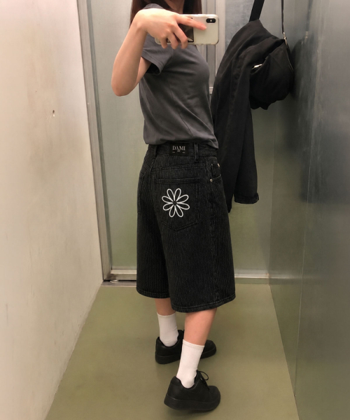 DAMISH(ダミシュ)の「ノンフェイドストライプバミューダパンツ_ブラック(その他パンツ・レディース・ブラック・SMALL/MEDIUM/LARGE)」の8枚目の写真