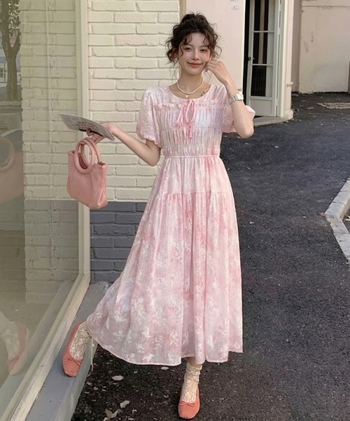 dream in the cradle(ドリームインザクレイドル)の「ニュアンスフラワー シャーリング ティアードワンピース(ワンピース・レディース・グレー/ライトブルー/ピンク/ライトグリーン・FREE)」の4枚目の写真