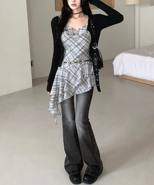 &soiree(アンドソワレ)の「アシンメトリーフリルチェック柄キャミ(キャミソール・レディース・ブラウン/グレー・MEDIUM/SMALL)」の4枚目の写真