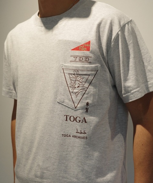 TOGA TOO(トーガトゥ)の「TOGA TOO Print T-shirt(Tシャツ/カットソー・メンズ・ホワイト/ブラック/シルバー・MEDIUM/LARGE)」の6枚目の写真