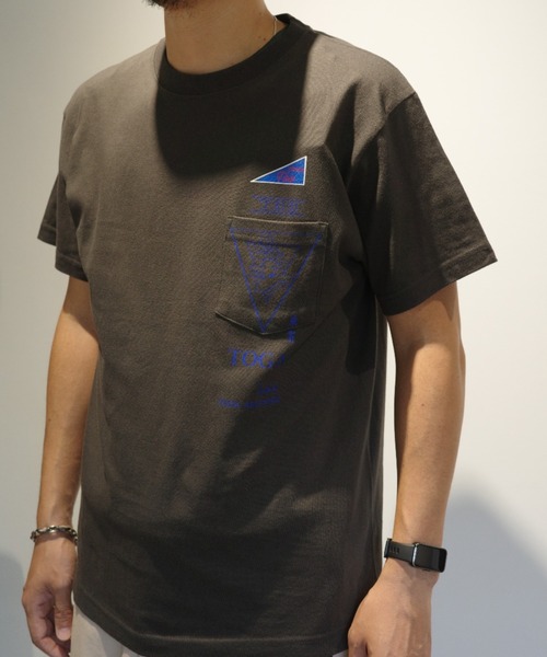 TOGA TOO(トーガトゥ)の「TOGA TOO Print T-shirt(Tシャツ/カットソー・メンズ・ホワイト/ブラック/シルバー・MEDIUM/LARGE)」の8枚目の写真