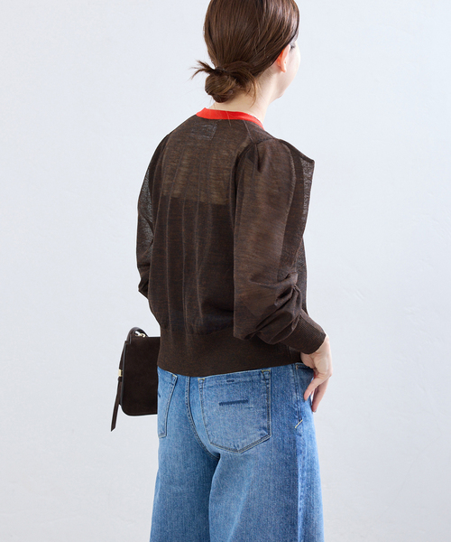 IENA(イエナ)の「LOWER/ローヴァー 18G Tucked power shoulder ニット LW-77(カーディガン/ボレロ・レディース・ネイビー/ブラウン・FREE)」の4枚目の写真