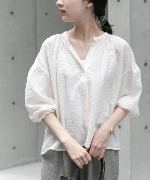 ITEMS URBANRESEARCH(アイテムズ アーバンリサーチ)の「スキッパーPEボイルシャツ(シャツ/ブラウス・レディース・オフホワイト/ブラック/ブルー/キャメル・FREE)」の2枚目の写真