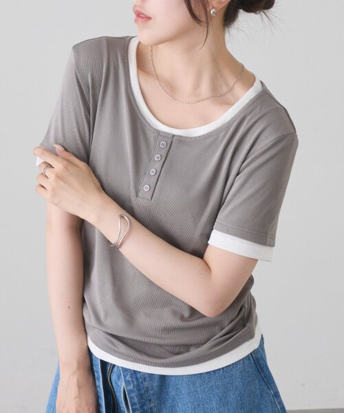 COLONY 2139(コロニートゥーワンスリーナイン)の「レイヤード風ヘンリーネックTシャツ(Tシャツ/カットソー・レディース・グレー/ブラック・FREE)」の1枚目の写真