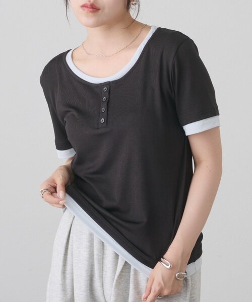 COLONY 2139(コロニートゥーワンスリーナイン)の「レイヤード風ヘンリーネックTシャツ(Tシャツ/カットソー・レディース・グレー/ブラック・FREE)」の3枚目の写真