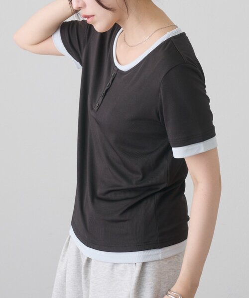 COLONY 2139(コロニートゥーワンスリーナイン)の「レイヤード風ヘンリーネックTシャツ(Tシャツ/カットソー・レディース・グレー/ブラック・FREE)」の4枚目の写真