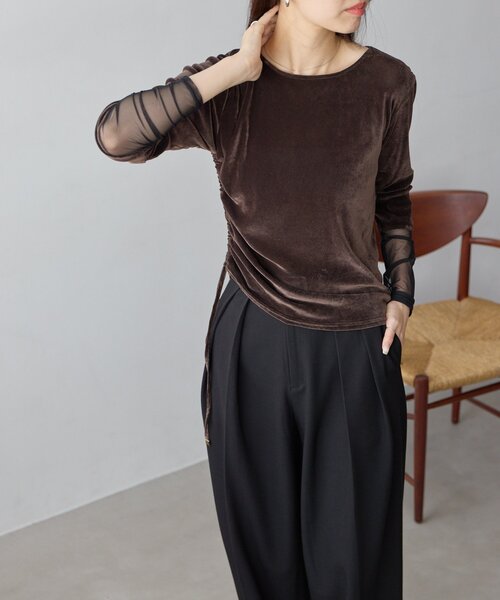 gemeil(ジェムイル)の「袖シアーベロアギャザートップス(LA-345)(Tシャツ/カットソー・レディース・アイボリー/ダークブラウン・FREE)」の5枚目の写真