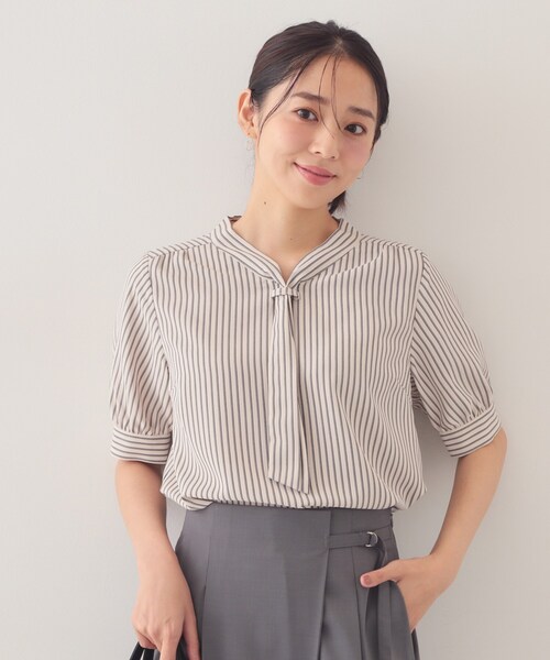 index(インデックス)の「ジョーゼットボウタイブラウス【洗濯機OK】(シャツ/ブラウス・レディース・ベージュ系その他6/ライトブルー/オフホワイト・40/38/36)」の2枚目の写真