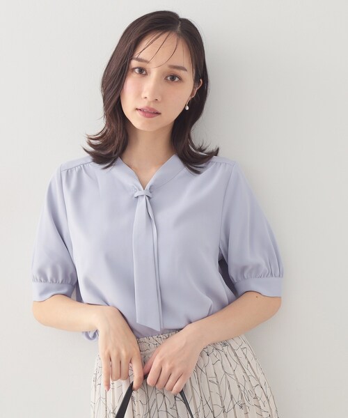 index(インデックス)の「ジョーゼットボウタイブラウス【洗濯機OK】(シャツ/ブラウス・レディース・ベージュ系その他6/ライトブルー/オフホワイト・40/38/36)」の3枚目の写真